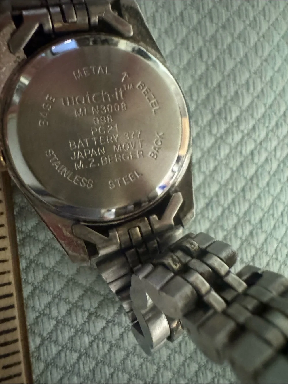 Watch It Unisex Silver-Tone Quartz Wristwatch with Easy-Read Dial